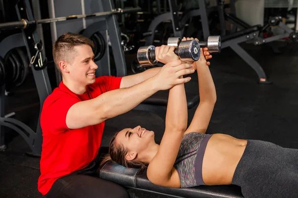 Genç güzel çift sporcular içinde karanlık bir spor salonunda egzersizleri yapıyor spor giyim