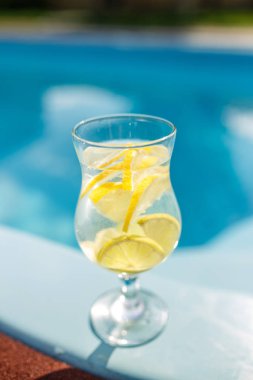 bardak bardak su havuzu yanında limon dilimleri ile kapatmak