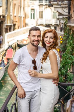 Genç çift balkonda Köprüsü ve gondol kanal üzerinde poz