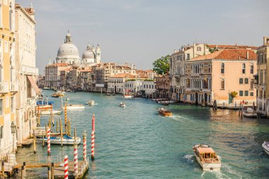 Venice, İtalya - 11 Eylül, 2016: Kanal tekneleri ve gondollar tam Santa Maria della Salute kubbeleri ile 