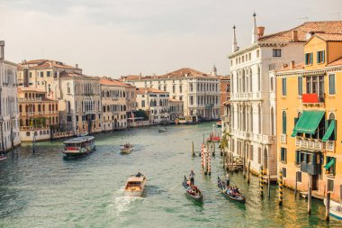 Venice, İtalya - 11 Eylül, 2016: Canal tekneler, gondol ve gezi teknesi