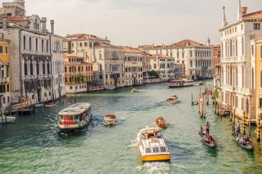 Venice, İtalya - 11 Eylül, 2016: Canal tekneler, gondol ve gezi tekneleri