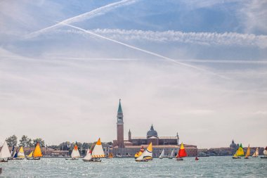 Venice, İtalya - 11 Eylül, 2016: Yelkenli ve St Mark Campanile