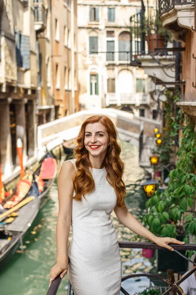 Köprü ve gondol kanal üzerinden balkonda poz çekici Kızıl saçlı kadın