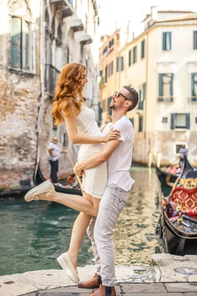 Ung Man Höjer Sin Flickvän Upp Ovanför Kajen Kanal Venedig — Stockfoto