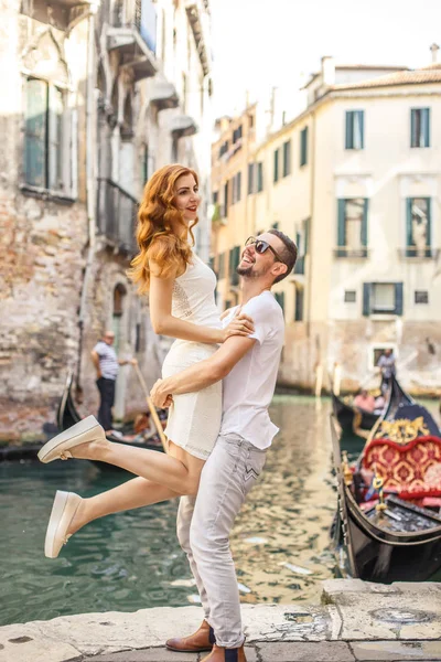 Ung Man Höjer Sin Flickvän Upp Ovanför Kajen Kanal Venedig — Stockfoto