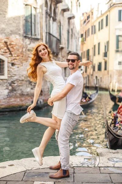 Ung Man Höjer Sin Flickvän Upp Ovanför Kajen Kanal Venedig — Stockfoto