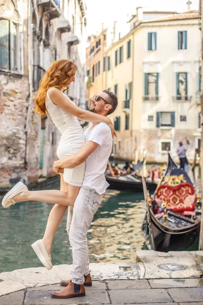 Ung Man Höjer Sin Flickvän Upp Ovanför Kajen Kanal Venedig — Stockfoto