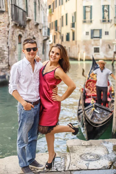 Ung Man Omfamnar Sin Flickvän Kajen Kanal Venedig — Stockfoto