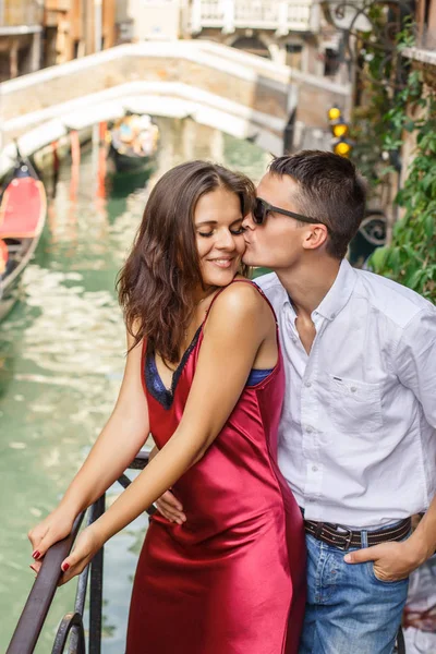 Jeune Couple Posant Sur Balcon Dessus Canal Avec Pont Gondole — Photo