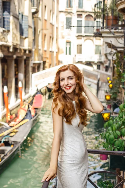Köprü ve gondol kanal üzerinden balkonda poz çekici Kızıl saçlı kadın