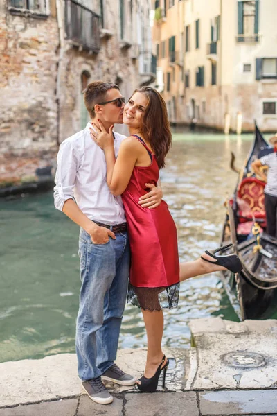 Młody Człowiek Obejmując Jego Dziewczyna Nabrzeże Kanału Wenecji — Zdjęcie stockowe