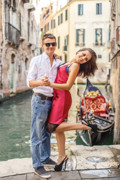 Joven Abrazando Novia Muelle Del Canal Venecia —  Fotos de Stock