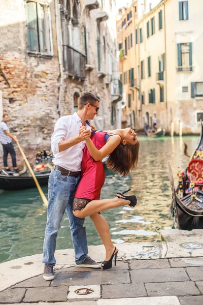 Venedik canal iskele kız arkadaşına kucaklayan delikanlı