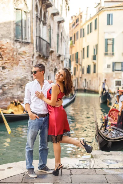 Venedik canal iskele kız arkadaşına kucaklayan delikanlı