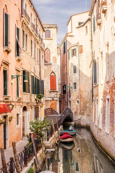 Venice, İtalya - 11 Eylül, 2016: küçük Köprüsü yakınlarında demirli deniz araçları ile dar kanal
