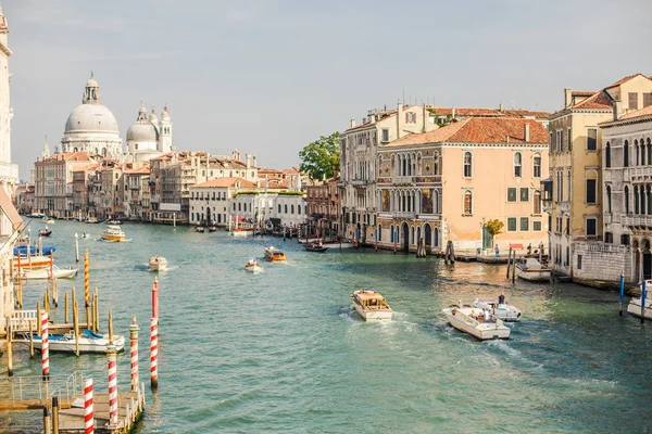 Venice, İtalya - 11 Eylül, 2016: Kanal tekneleri ve gondollar tam Santa Maria della Salute kubbeleri ile 