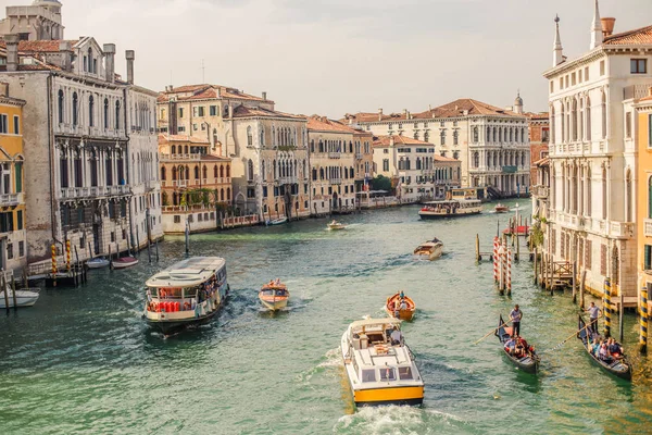 Venice, İtalya - 11 Eylül, 2016: Canal tekneler, gondol ve gezi tekneleri