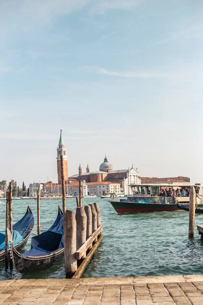 Venice, İtalya - 11 Eylül, 2016: demirleyen gondollar, gezi teknesi ve görünümü St Mark Campanile için