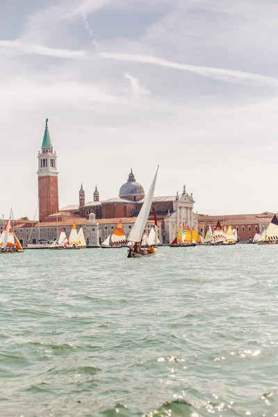 Venice, İtalya - 11 Eylül, 2016: Yelkenli ve St Mark Campanile