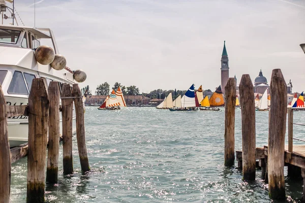 Venice, İtalya - 11 Eylül, 2016: Kanal tekneleri ve gondollar tam Santa Maria della Salute kubbeleri ile 