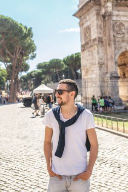 Yakışıklı delikanlı Meydanı Trajan Forumu Roma, İtalya yakın poz