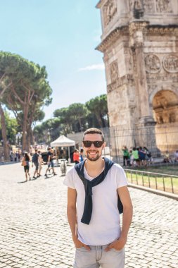 Yakışıklı delikanlı Meydanı Trajan Forumu Roma, İtalya yakın poz