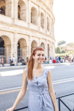 Roma, İtalya, ünlü turistik nokta yakın poz çekici Kızıl saçlı kadın