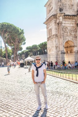 Yakışıklı delikanlı Meydanı Trajan Forumu Roma, İtalya yakın poz