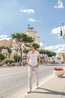 Yakışıklı delikanlı Meydanı Trajan Forumu Roma, İtalya yakın poz