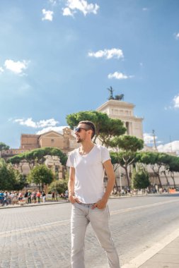 Yakışıklı delikanlı Meydanı Trajan Forumu Roma, İtalya yakın poz