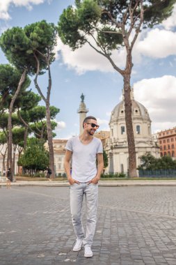 Yakışıklı delikanlı Meydanı Trajan Forumu Roma, İtalya yakın poz