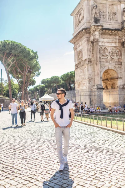 Yakışıklı delikanlı Meydanı Trajan Forumu Roma, İtalya yakın poz