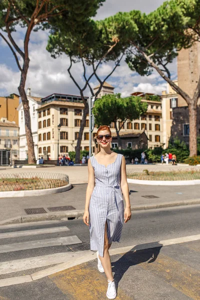 Roma, İtalya, sokakta poz çekici Kızıl saçlı kadın