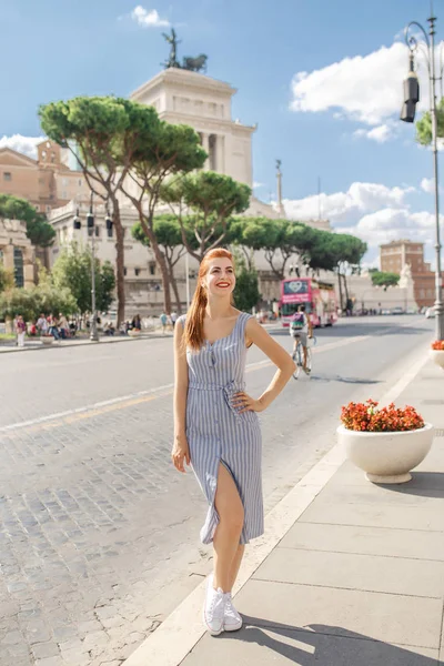 Roma, İtalya, Trajan Forumu yakınında sokakta poz çekici Kızıl saçlı kadın