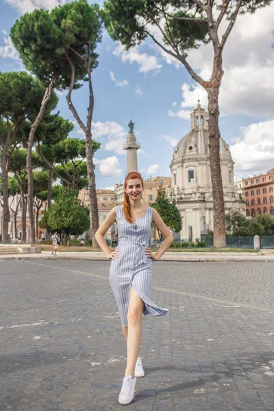 Trajan Forumu Roma, İtalya Meydanı poz çekici Kızıl saçlı kadın