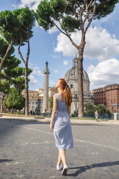 Trajan Forumu Roma, İtalya Meydanı poz çekici Kızıl saçlı kadın