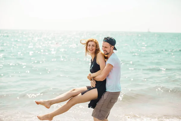 Young Couple Posing Water Beach — Stock Photo, Image
