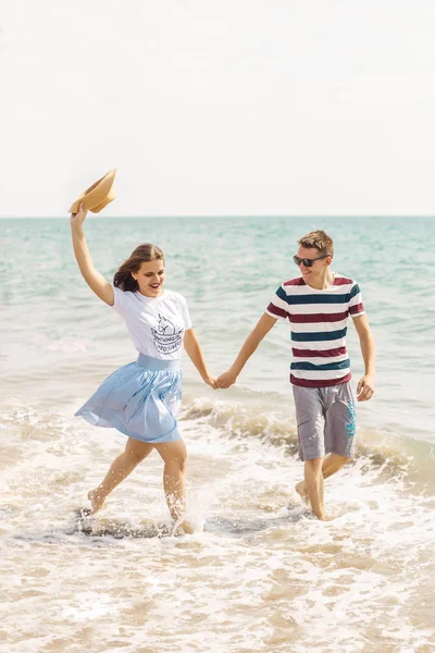 Young Couple Walking Barefoot Water Line Sea — Stock Photo, Image