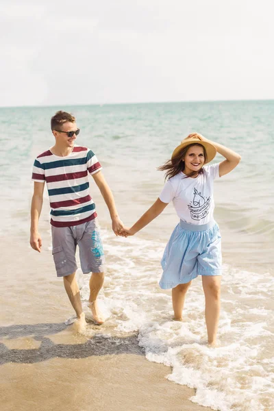 Young Couple Walking Barefoot Water Line Sea — Stock Photo, Image