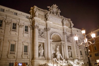 Rome, İtalya - 8 Eylül, 2016: bina Trevi Çeşmesi yukarıda aydınlatılmış
