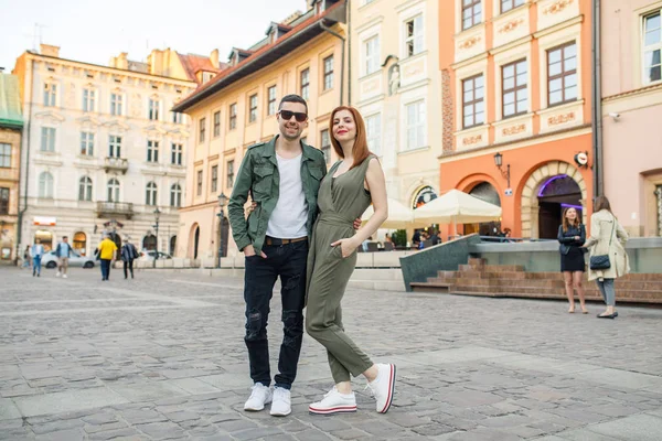 若いカップルのメイン広場のクラクフ ポーランドのポーズ — ストック写真