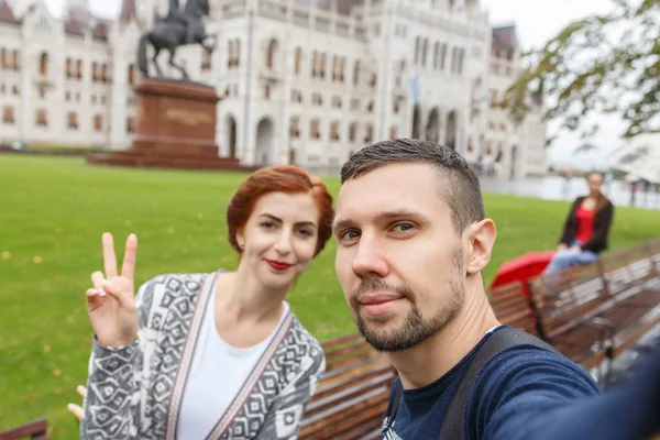 Młoda Para Biorąc Selfie Podróż Przez Europę — Zdjęcie stockowe