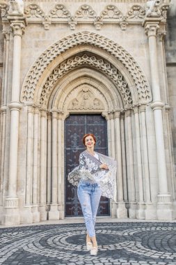Budapeşte, Macaristan için katedral Ortaçağ portal yakınındaki poz genç Kızıl saçlı kız
