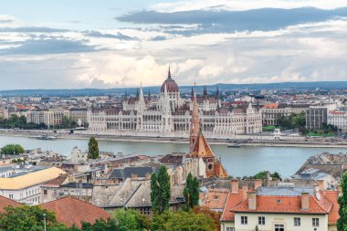 Macaristan Parlamento Binası ve çatılar Budapeşte muhteşem manzarası