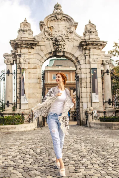 Barocco gates önce poz genç Kızıl saçlı kız