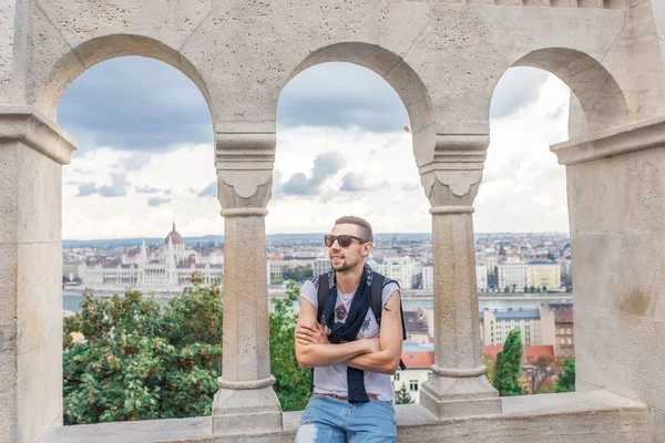 Genç adam Arcade gözlem güverte Budapeşte, Macaristan için poz