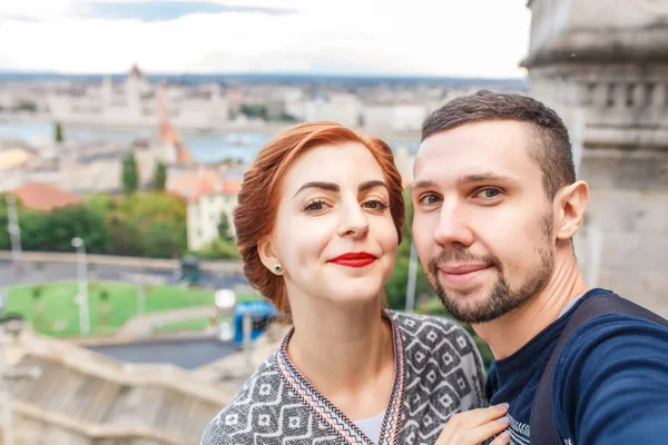 Młoda Para Biorąc Selfie Podróż Przez Europę — Zdjęcie stockowe