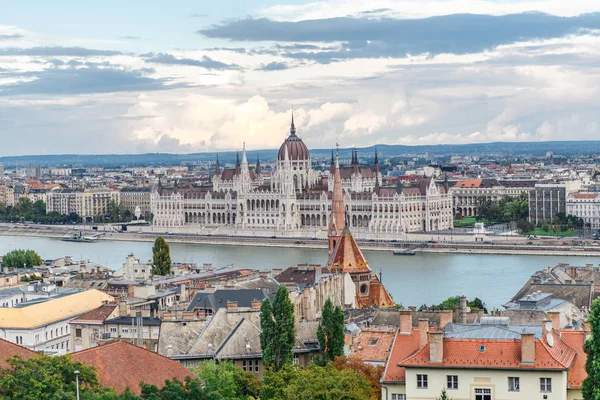 Macaristan Parlamento Binası ve çatılar Budapeşte muhteşem manzarası