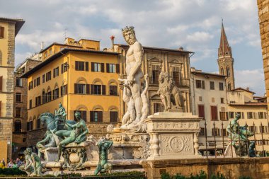 Yan görünüm Neptün Çeşmesi, Piazza della Signoria, Florence, İtalya